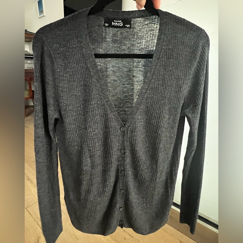 Mango Gray Knit V-Neck Cardigan Sweater 100% Wool.